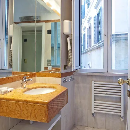 Close To The Pantheon Daire Roma