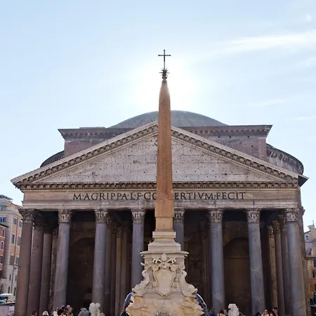 Close To The Pantheon Daire Roma